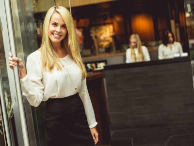 gastvrouw voor ontvangst